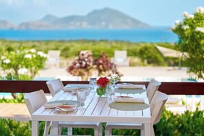 Breakfast, lunch and dinner served  - Mount Nevis Hotel (Newcastle)