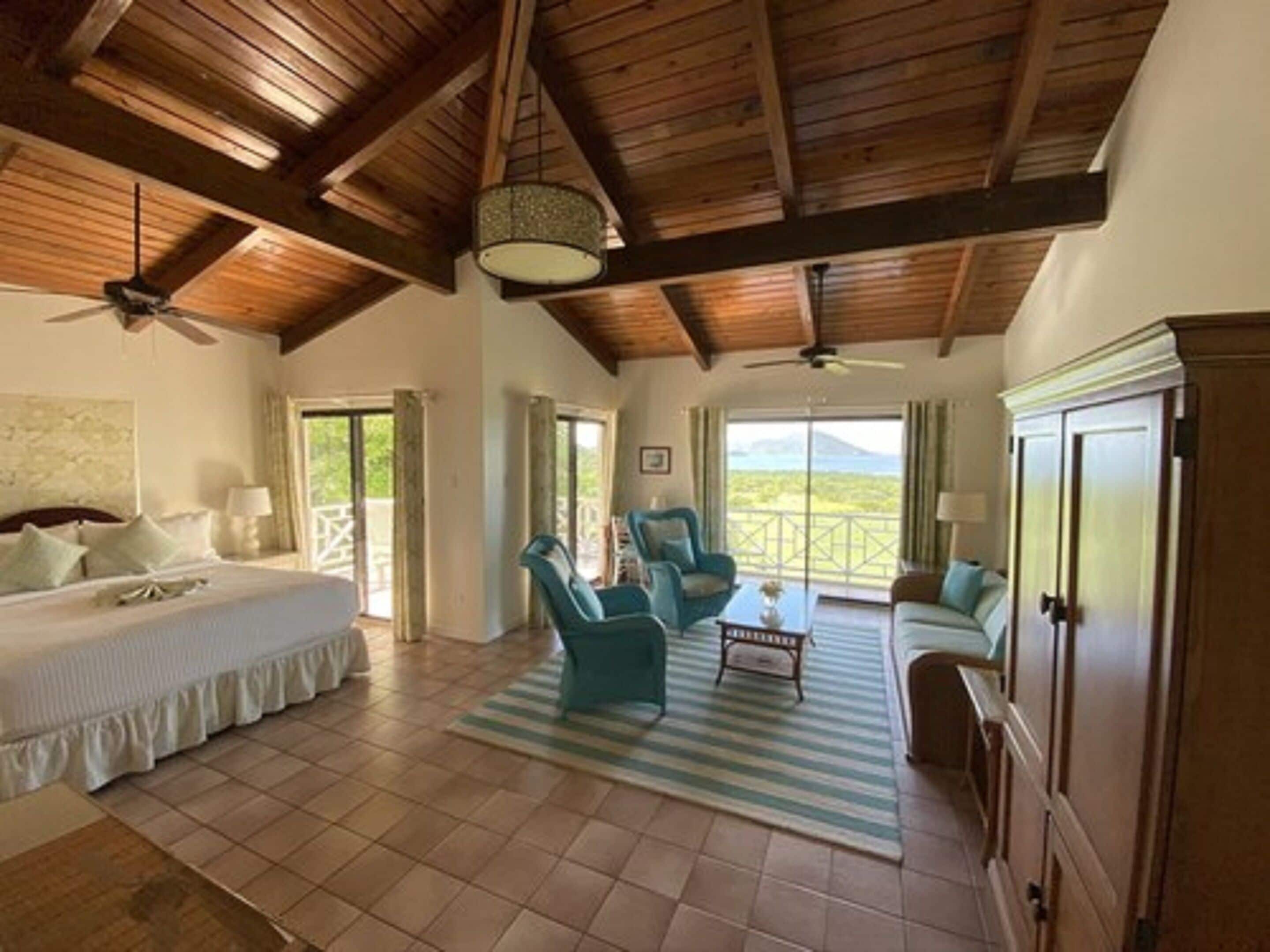 Suite superior, vistas al mar | Caja fuerte, escritorio, tabla de planchar con plancha y wifi gratis