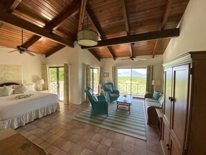 Phòng Suite Superior, quang cảnh biển | Két bảo mật tại phòng, bàn, bàn ủi/dụng cụ ủi quần áo 