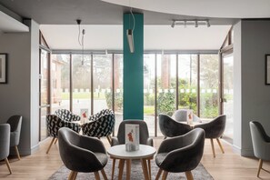 Exterior - Holiday Inn Northampton by IHG (Northampton)