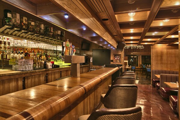3 bars/lounges