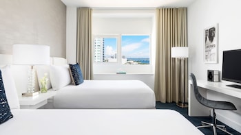 Savvy Double Room | Egyptian cotton sheets, premium bedding, in-room safe, desk at YVE Hotel Miami