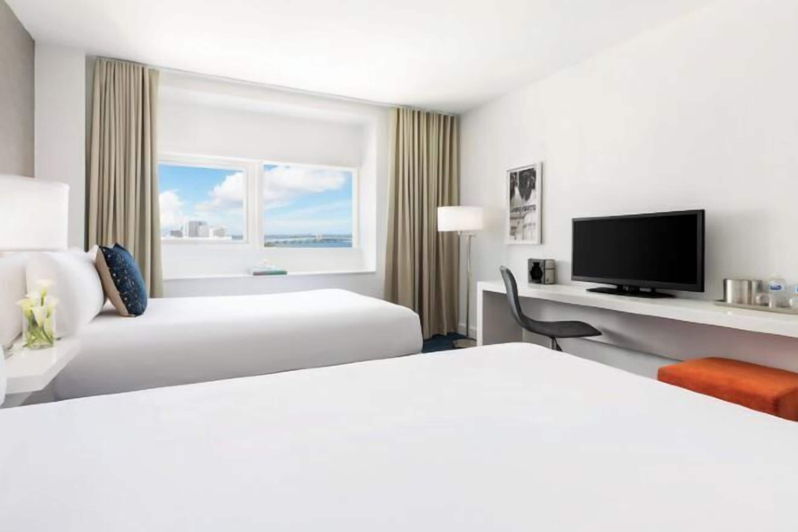 埃及棉床單、高級寢具、客房內保險箱、書桌