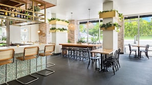Petit déjeuner, déjeuner et dîner servis sur place