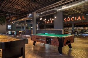 2 bars/lounges