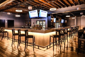 2 bars/lounges
