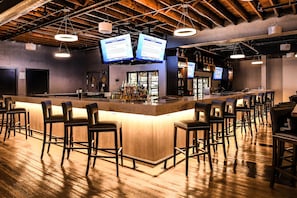 2 bars/lounges