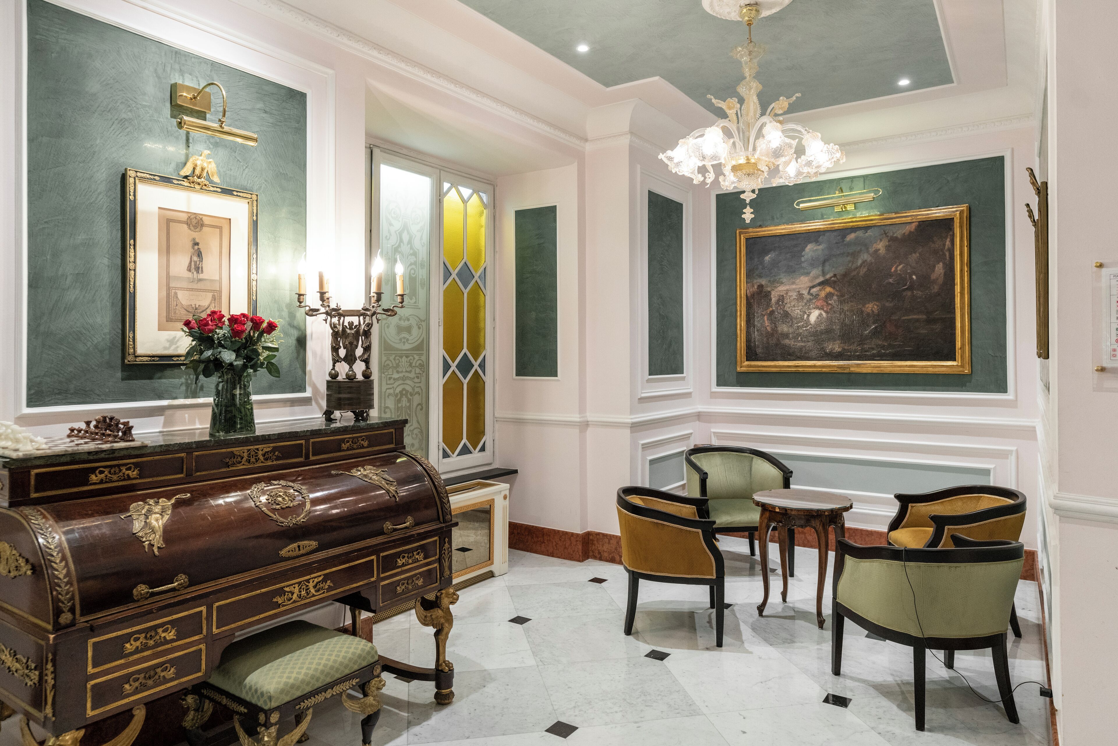 Een statige kamer met een groot schilderij, een antieke piano en stijlvol meubilair.