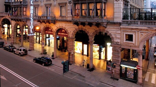 Un hotel histórico con arquitectura ornamentada, varios pisos y una entrada destacada.