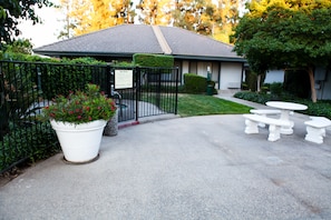 Courtyard - Hotel Piccadilly (Fresno)