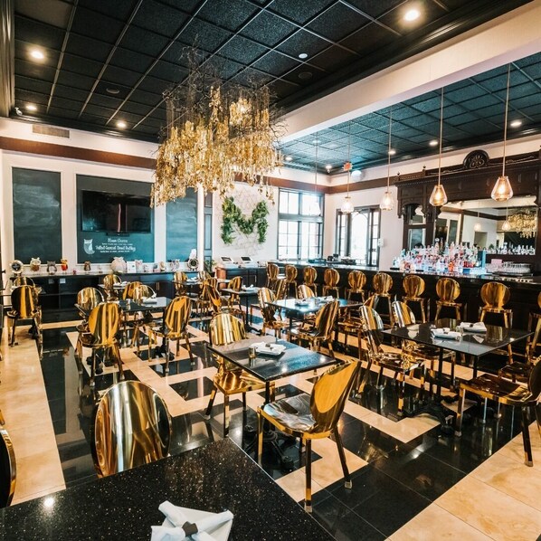 Bar (on property) - Hotel Piccadilly (Fresno)