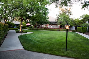 Property grounds - Hotel Piccadilly (Fresno)