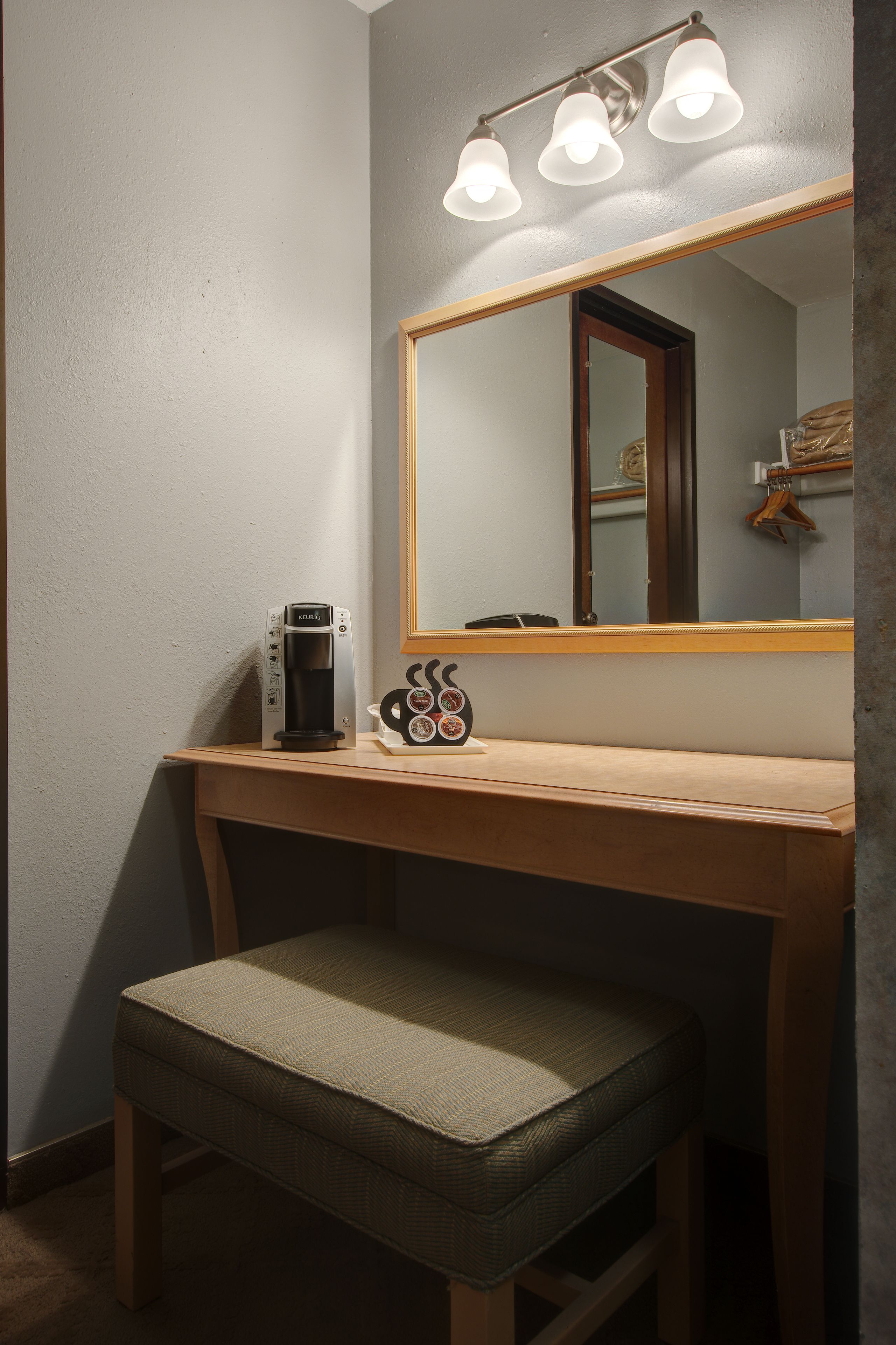 standard room, 1 king bed, non smoking | 1 bedroom, desk, laptop workspace, blackout curtains