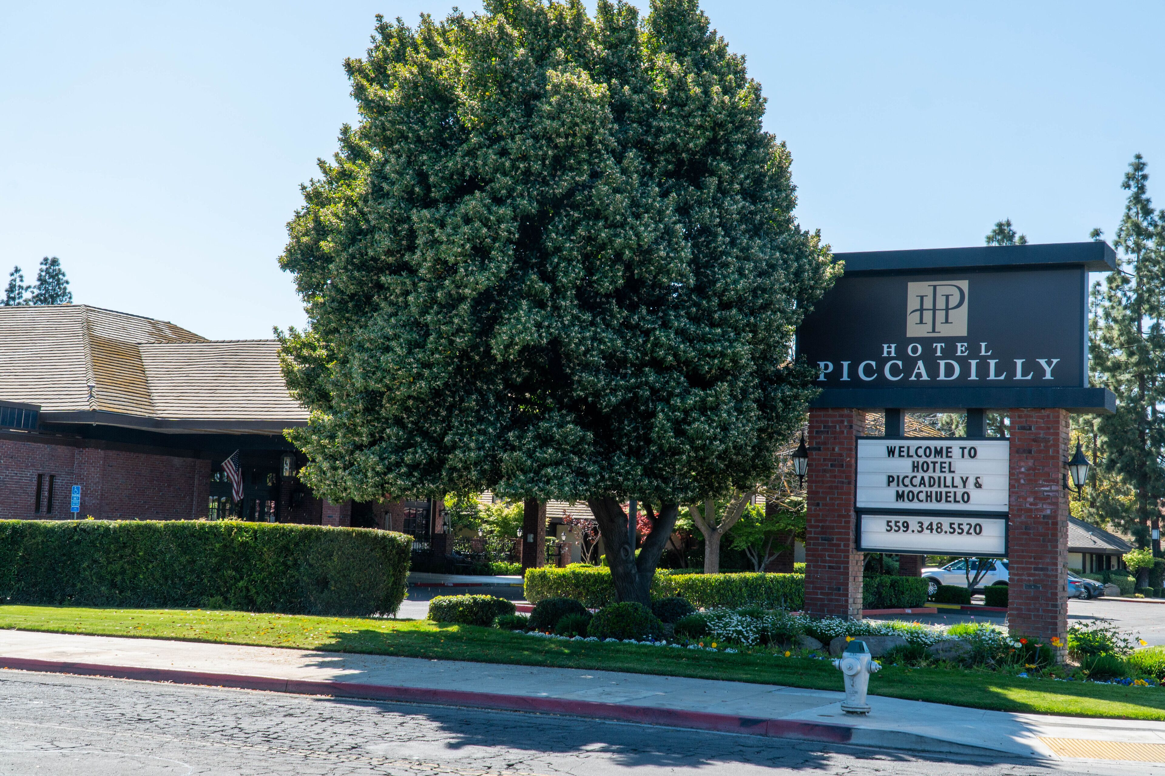 A hotel sign with the name "Hotel Piccadilly" and a welcome message.