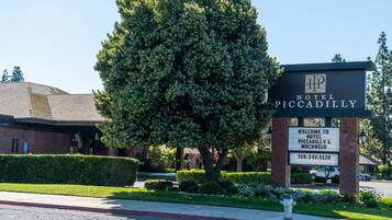 A hotel sign with the name "Hotel Piccadilly" and a welcome message.