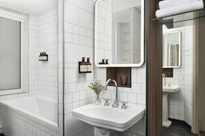 Articles de toilette (gratuits), séchoir à cheveux, serviettes fournies