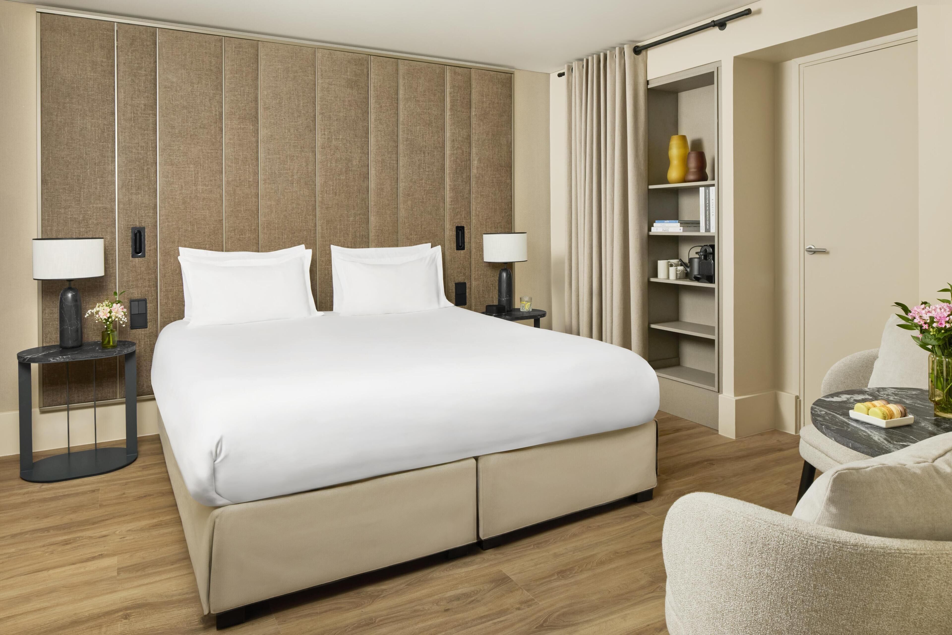 Roba de llit d'alta qualitat, minibar i caixa forta a l'habitació 