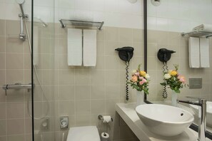 Kostenlose Toilettenartikel, Haartrockner, Handtücher, Seife