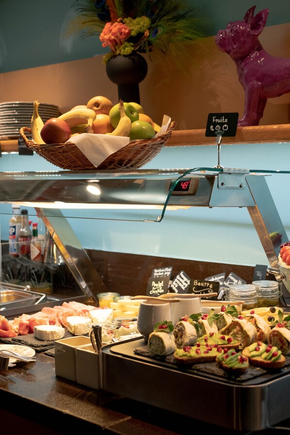 Daily buffet breakfast (EUR 20 per person) - NH Paris Opéra Faubourg (Paris)