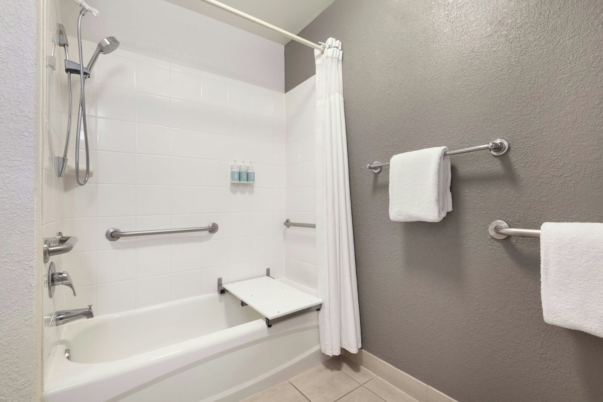 Hydromassagedusche, umweltfreundliche Kosmetikartikel, Haartrockner