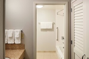 A bathroom with a shower, toilet, and sink. - Courtyard by Marriott Cincinnati Blue Ash (Cincinnati)