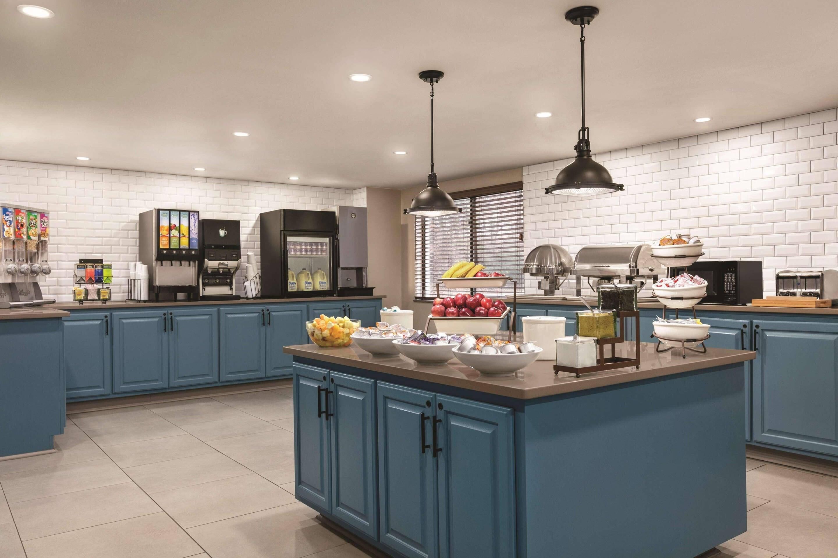 朝食 (フル ブレックファスト)、毎日提供 (無料)