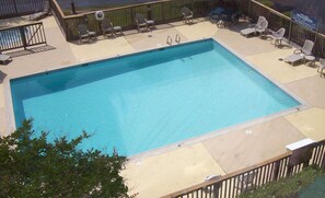 Piscine extérieure (ouverte en saison), parasols de plage