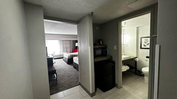 Phòng, 2 giường cỡ queen, phù hợp cho người khuyết tật, không hút thuốc (Roll-in Shower) | Két bảo mật tại phòng, bàn, khu vực làm việc phù hợp cho laptop