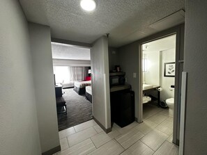 Pengeskab på værelset, skrivebord, arbejdsområde til bærbare computere