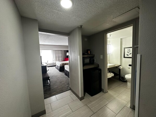 客房内保险箱、办公桌、笔记本电脑工作区、遮光窗帘