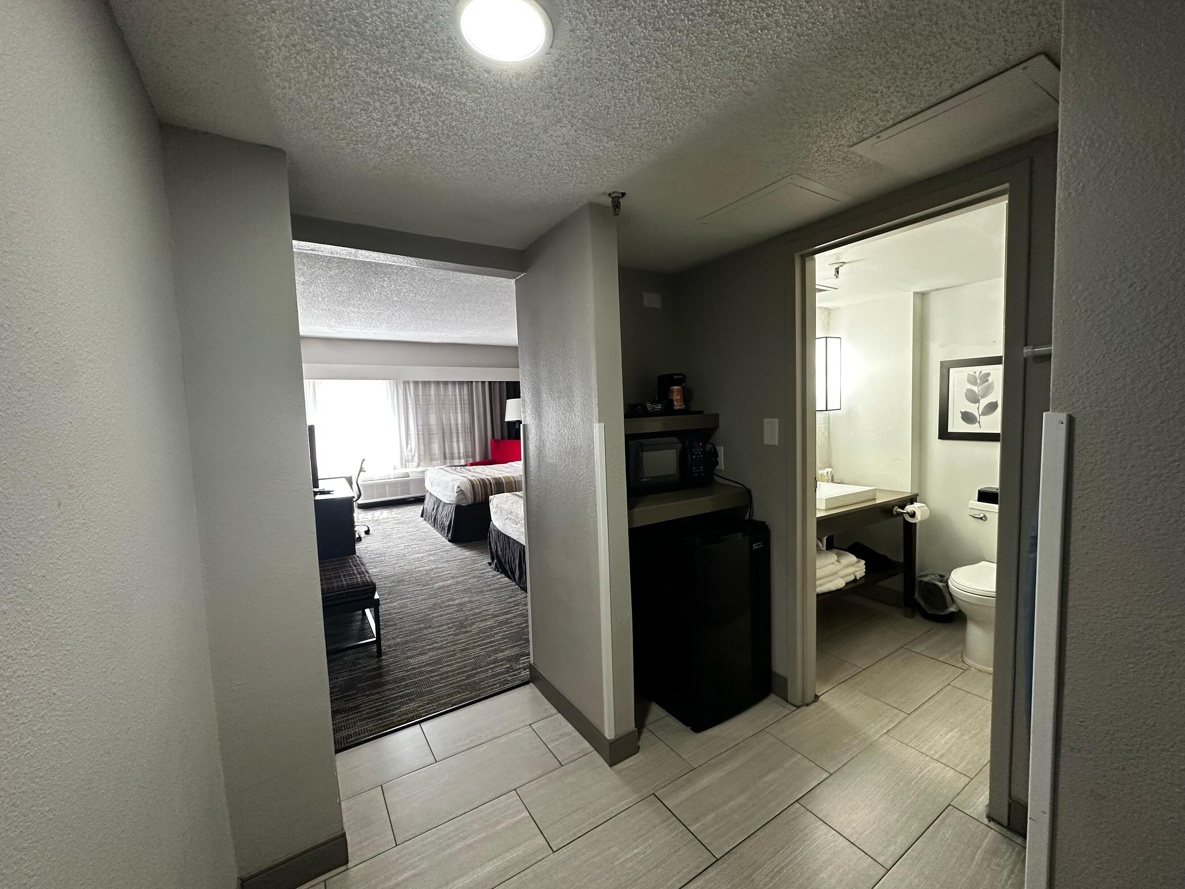 Habitación, 2 camas Queen size, para no fumadores | Caja de seguridad en la habitación y escritorio 