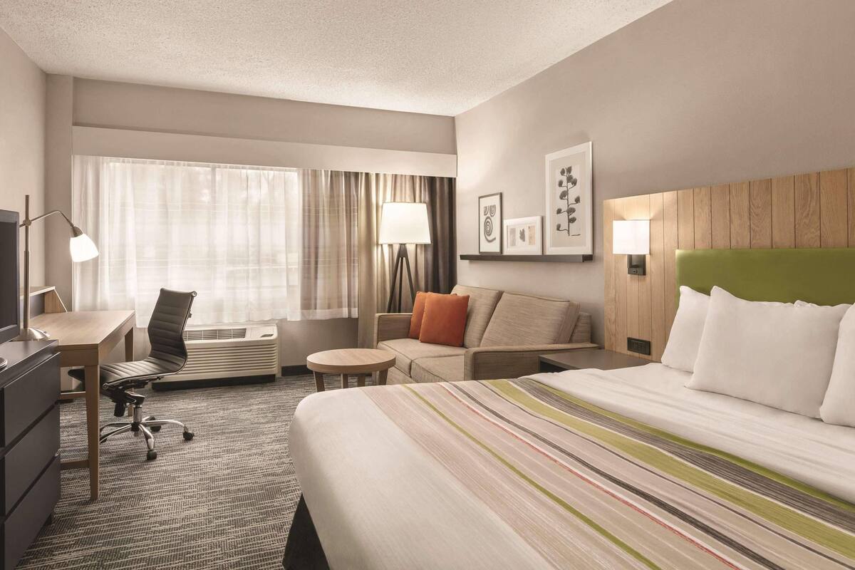 Studio Suite, 1 King Bed with Sofa bed, Non Smoking | In-room safe, desk, laptop workspace, blackout drapes