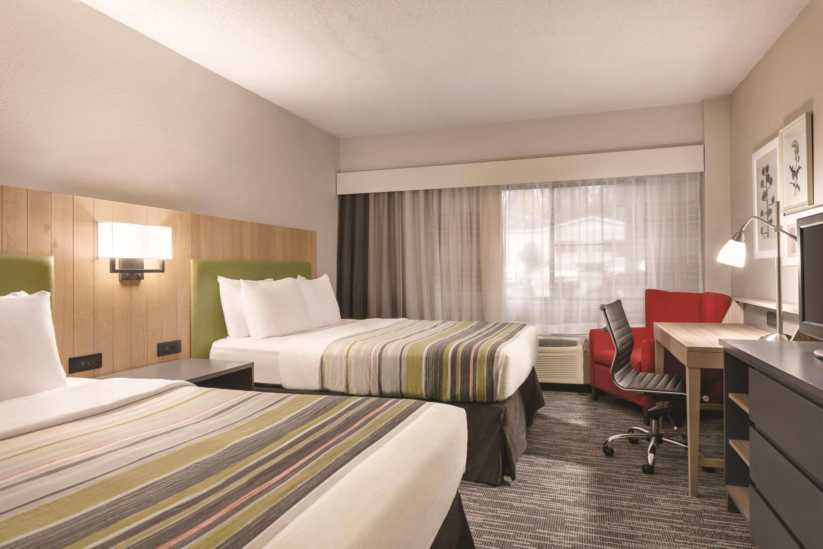 客房内保险箱、办公桌、笔记本电脑工作区、遮光窗帘