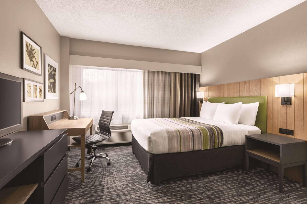 Suite, 1 Bedroom, Non Smoking | In-room safe, desk, laptop workspace, blackout drapes