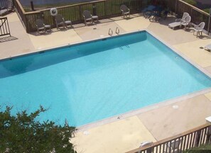 季节性开放的室外游泳池，10:00 至 22:00 开放，池畔遮阳伞，日光浴躺椅