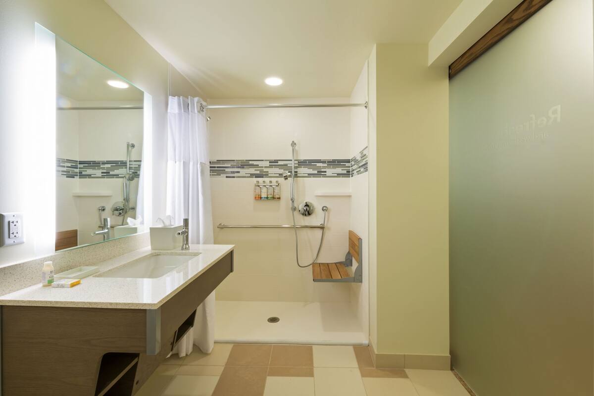 combined shower/bathtub, eco-friendly toiletries, hair dryer, towels