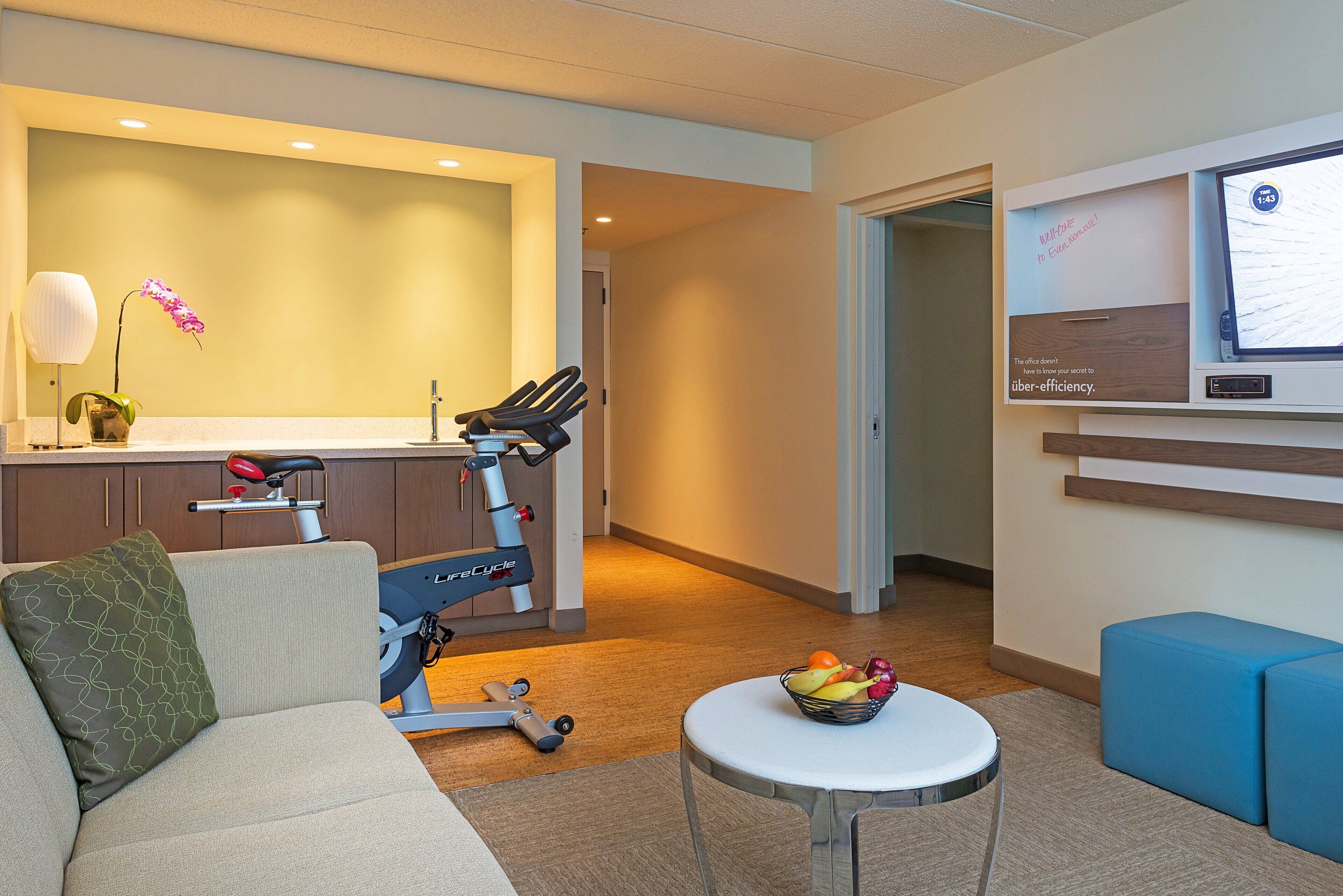 suite, 1 bedroom, accessible (communications) | 1 bedroom, individually decorated, individually furnished, desk