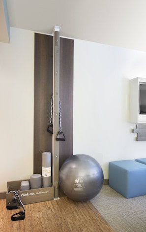 Un espace dédié à la remise en forme, équipé d’une barre de traction, d’un ballon d’exercice et d’élastiques de résistance.
