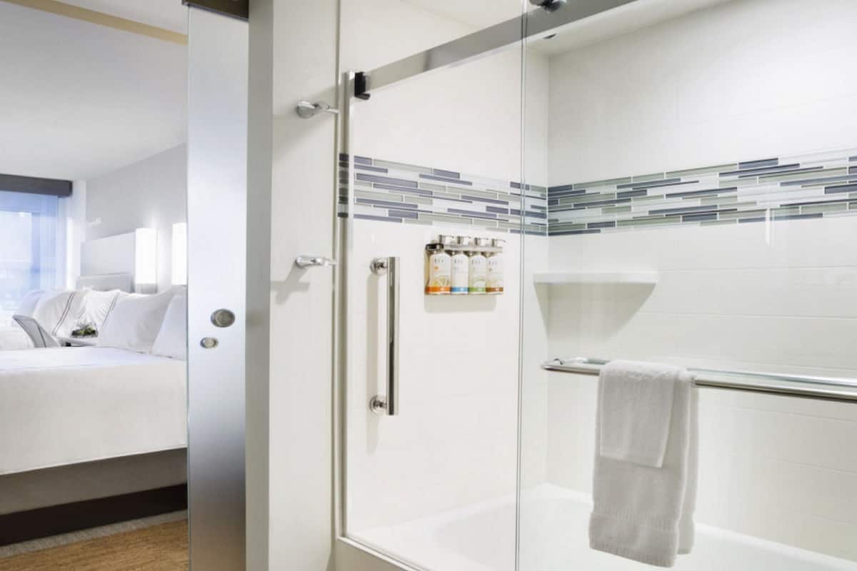 combined shower/bathtub, eco-friendly toiletries, hair dryer, towels