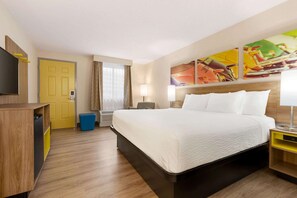 Espacio para trabajar con laptop y tabla de planchar con plancha