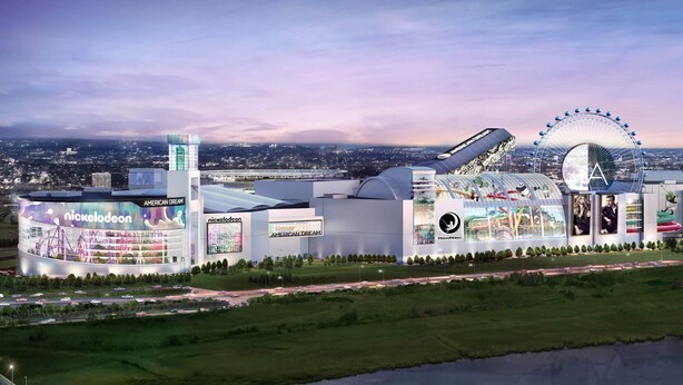 Un vaste complexe de divertissements comprenant un bâtiment à l’effigie de Nickelodeon, une grande roue et des éléments de décoration de DreamWorks.