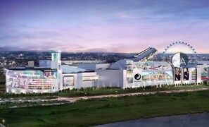 Un vaste complexe de divertissements comprenant un bâtiment à l’effigie de Nickelodeon, une grande roue et des éléments de décoration de DreamWorks.
