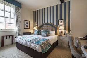 Habitación clásica doble, 1 cama doble | Ropa de cama de alta calidad, escritorio, cortinas opacas