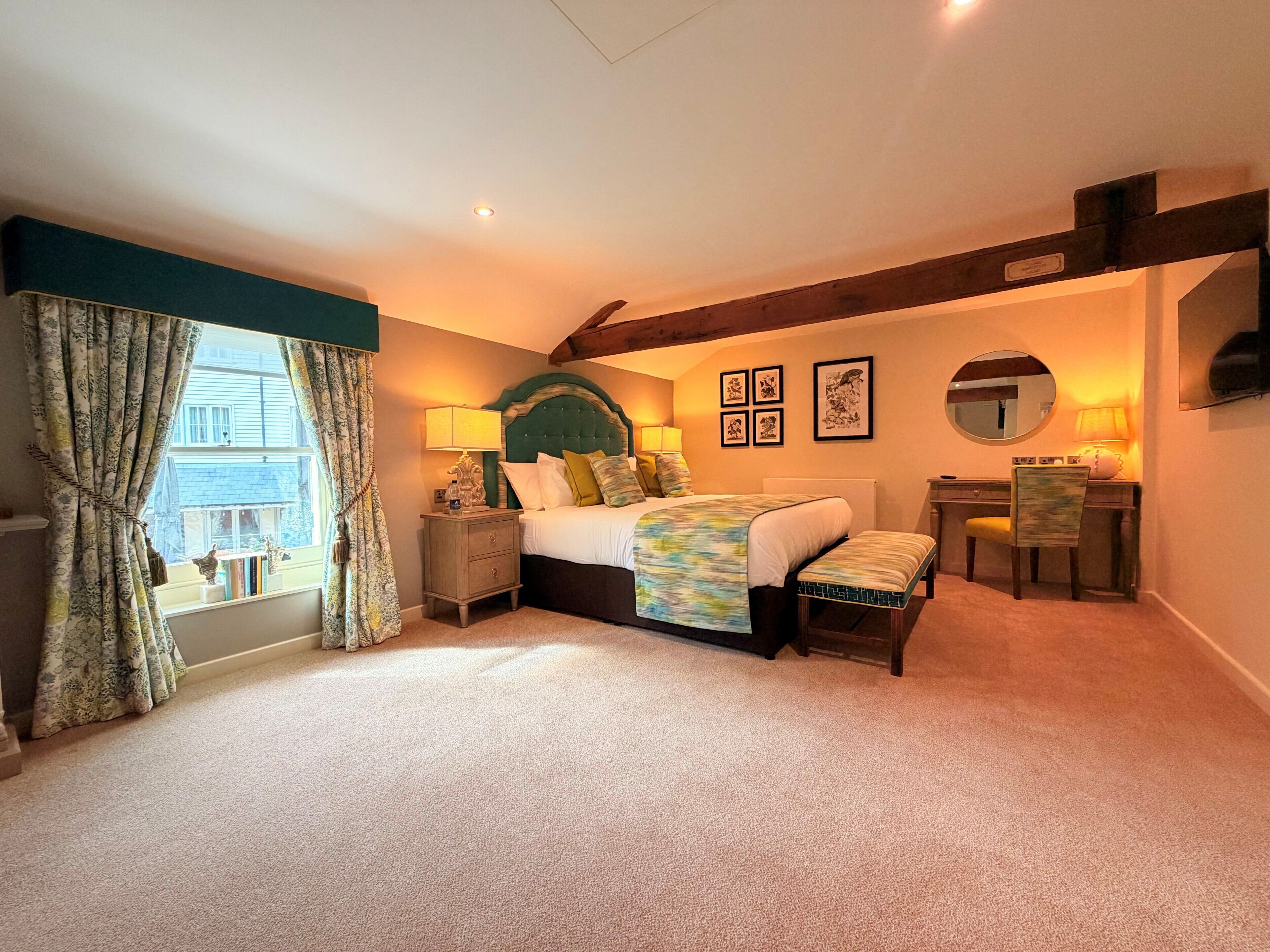 Suíte luxo, 1 cama King | Roupas de cama premium, escrivaninha, cortinas blackout