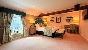 Suíte luxo, 1 cama King | Roupas de cama premium, escrivaninha, cortinas blackout