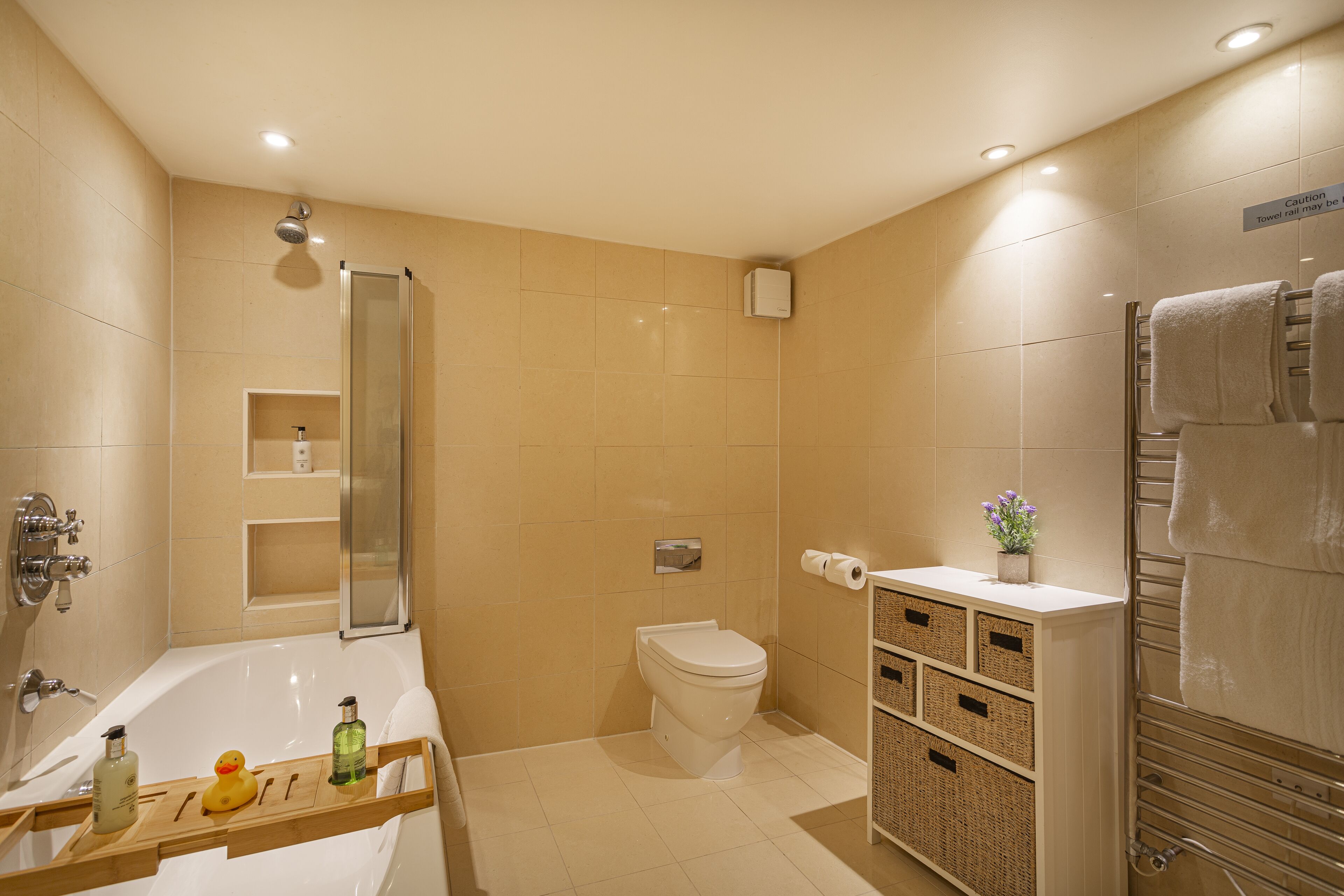 Classic-dobbeltværelse - 1 dobbeltseng | Badeværelse | Miljøvenlige toiletartikler, hårtørrer, badekåber, hjemmesko