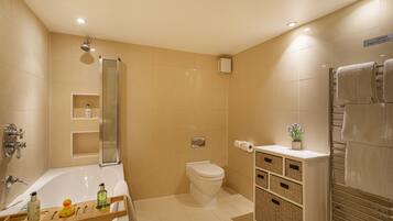 Classic Double Room | Bathroom | Eco-friendly toiletries, hair dryer, bathrobes, slippers