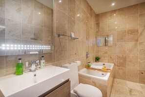 Habitación Deluxe doble | Baño | Artículos de higiene personal ecológicos, secador de pelo y albornoces