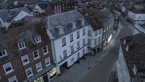 Straßenansicht einer Stadt mit Gebäuden, darunter ein weißes Gebäude mit der Aufschrift 'The White Horse'.