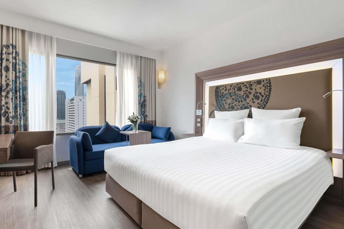 Camera Premier, 1 letto king (Executive) | Copriletto in piuma, minibar, una cassaforte in camera, una scrivania